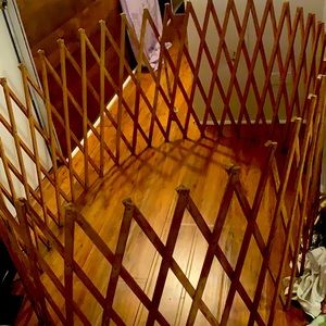 Expandable wooden baby gate